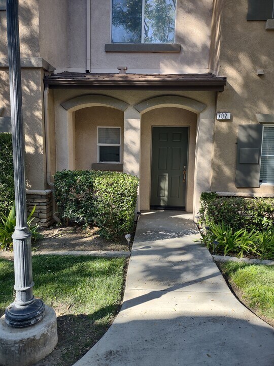26337 Arboretum Way in Murrieta, CA - Building Photo