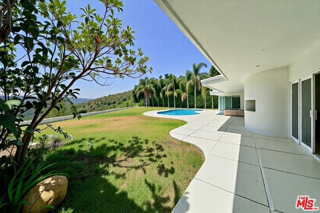 1641 Tower Grove Dr in Beverly Hills, CA - Building Photo