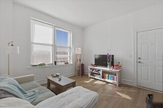 2350 W Charleston St, Unit 2R in Chicago, IL - Foto de edificio - Building Photo