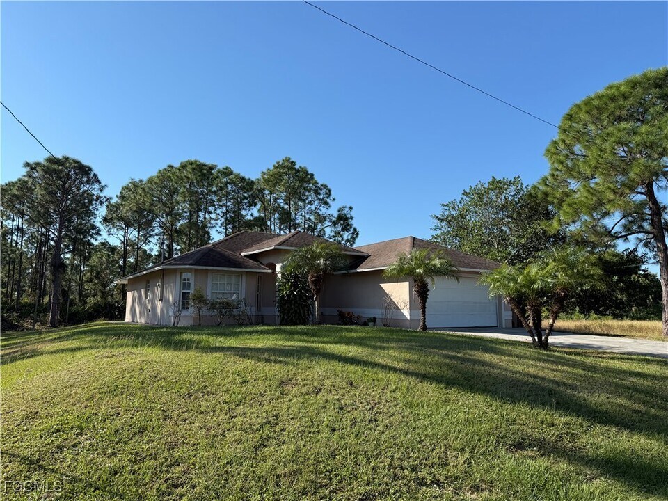 710 Nimitz Blvd in Lehigh Acres, FL - Building Photo