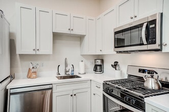 506 N Sierra Dr, Unit Guest House in Beverly Hills, CA - Building Photo - Building Photo