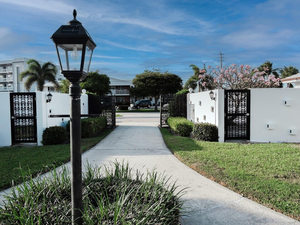 136 Yacht Club Dr in North Palm Beach, FL - Building Photo