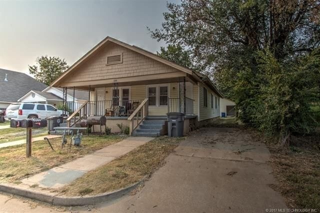 1106 E Queen St in Tulsa, OK - Foto de edificio