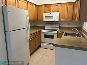 7680 Westwood Dr in Tamarac, FL - Building Photo - Building Photo