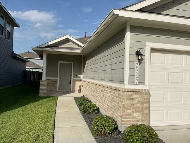 25497 Northpark Spruce Dr in Porter, TX - Foto de edificio - Building Photo