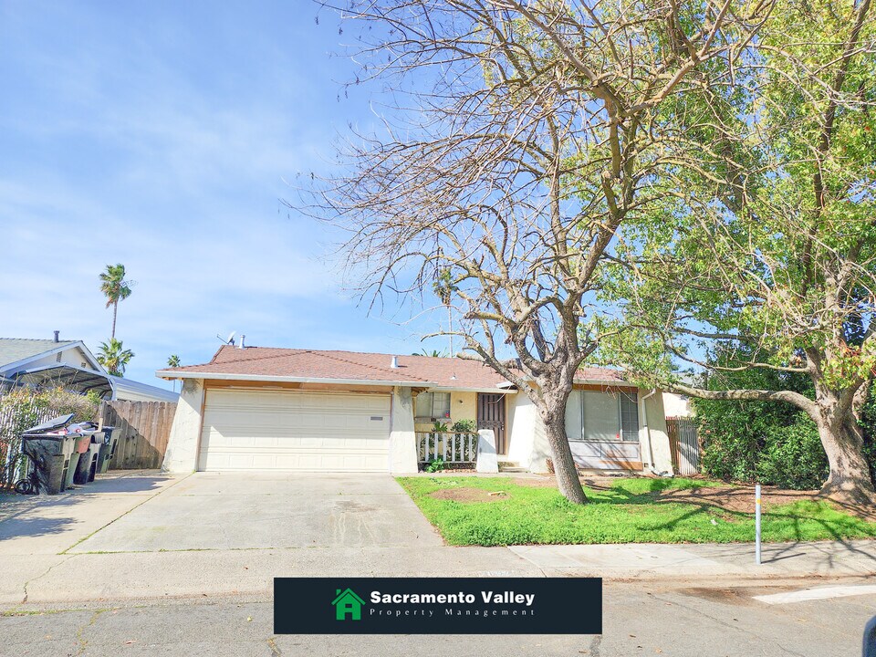 7692 Rotherton Way in Sacramento, CA - Building Photo