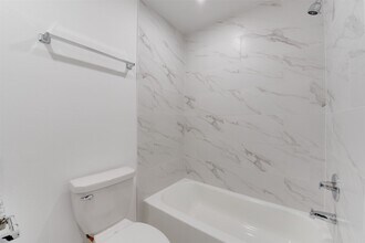 8126 Sterlingshire St in Houston, TX - Building Photo - Building Photo