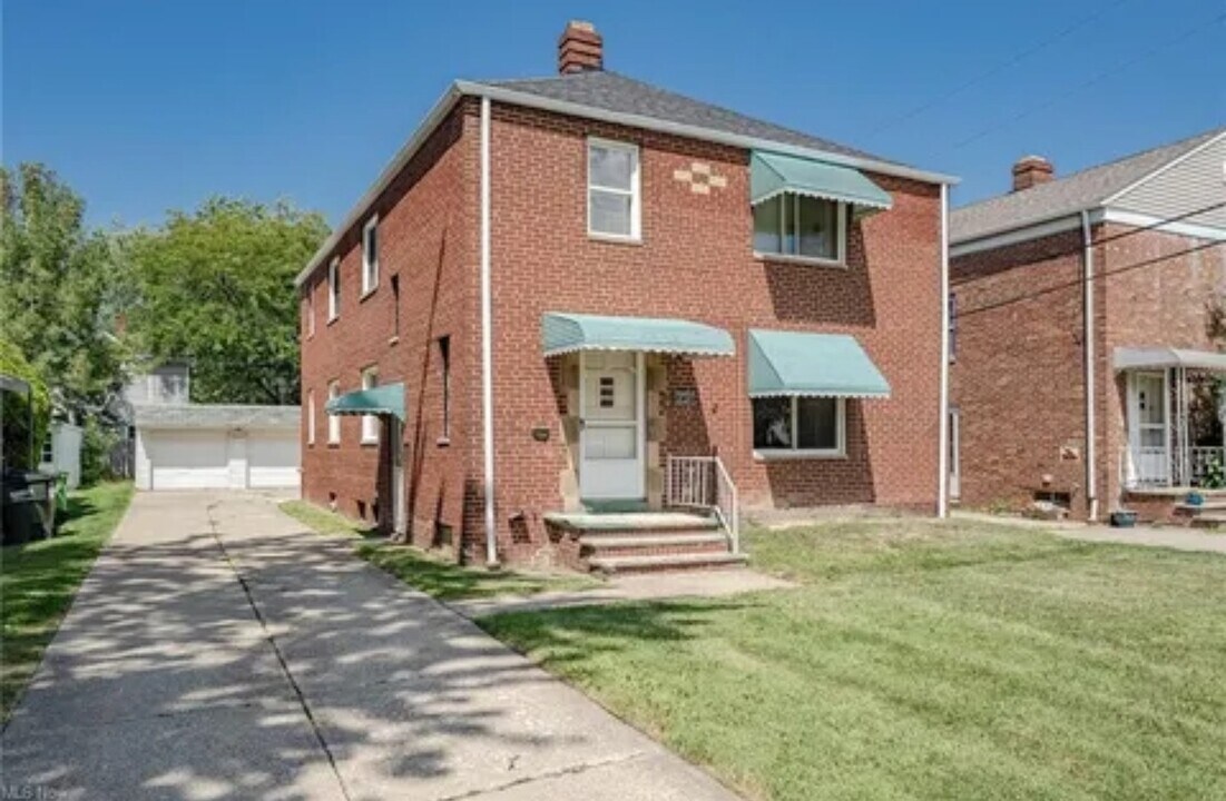 20431 Lake Shore Blvd in Euclid, OH - Building Photo