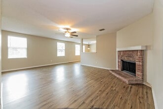 16528 Woodside Dr in Justin, TX - Building Photo - Building Photo