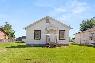 807 W Sabine St in Groesbeck, TX - Building Photo