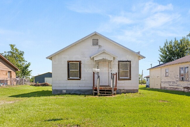 property at 807 W Sabine St