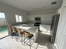 412 NW 12th Pl in Florida City, FL - Building Photo