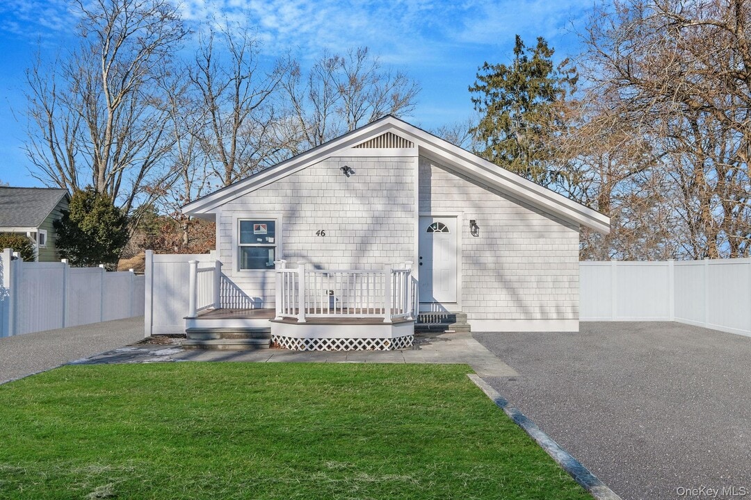 46 Birch Ct in Riverhead, NY - Building Photo