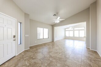 3556 W Warren Ln in New River, AZ - Foto de edificio - Building Photo