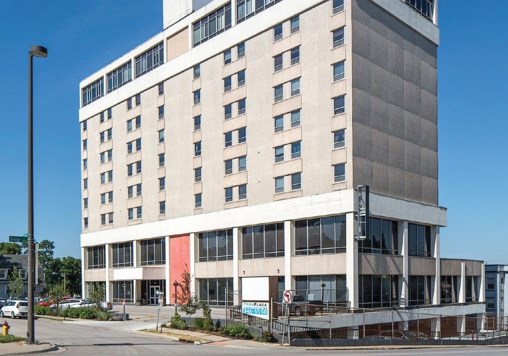 Park Plaza Condominiums in Omaha, NE - Foto de edificio