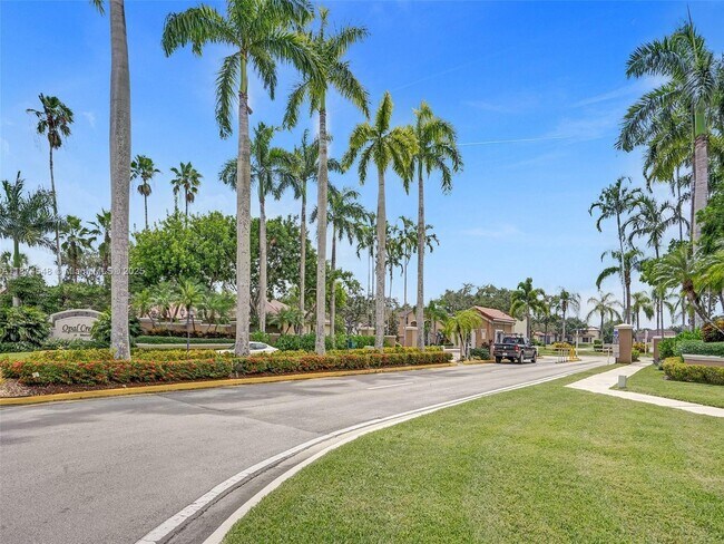 16120 Emerald Cove Rd in Weston, FL - Building Photo - Building Photo