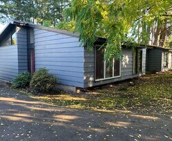 1208 Birch Ave 1-8 in Cottage Grove, OR - Building Photo