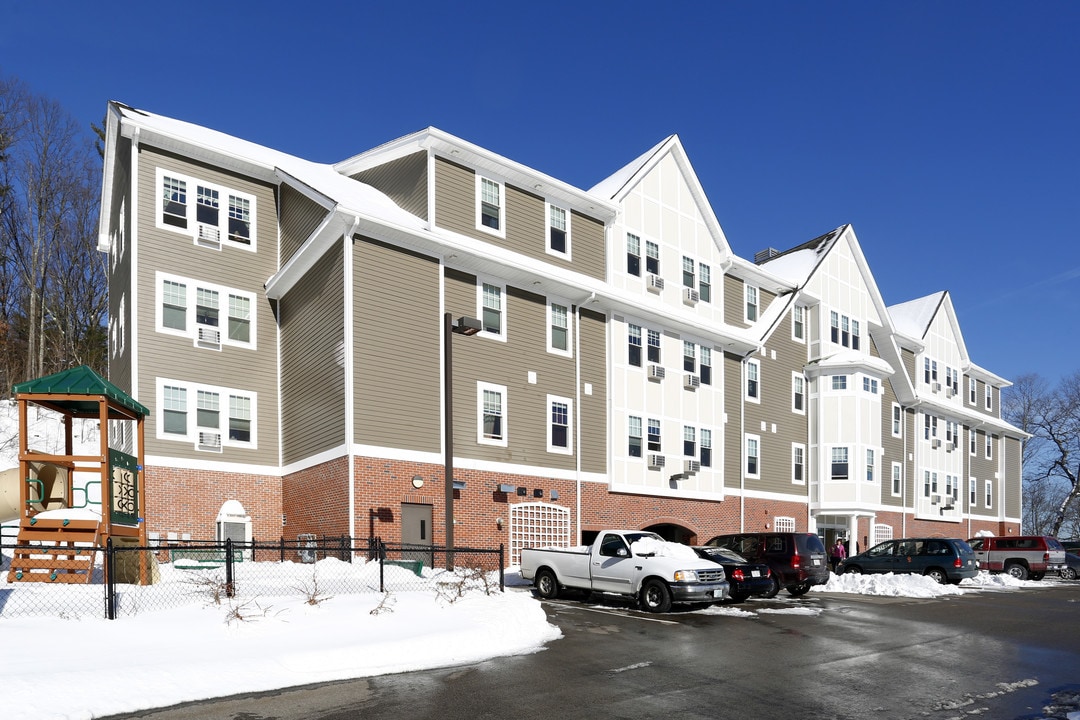 Cutler Heights in Holliston, MA - Foto de edificio