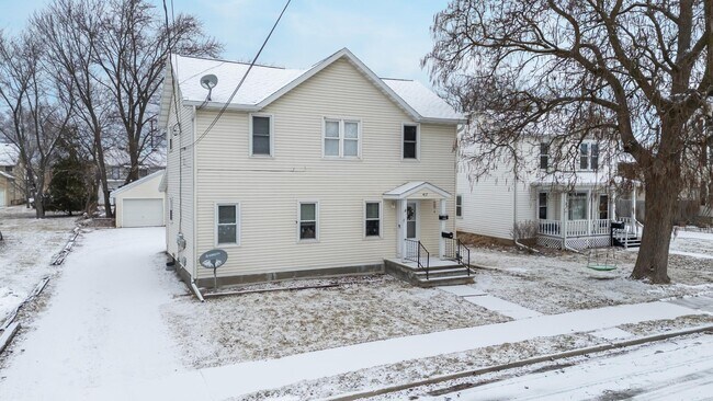 417 Caroline St in Neenah, WI - Building Photo - Building Photo