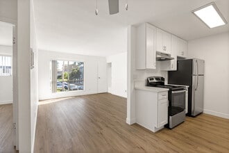 Mar at Laurel in National City, CA - Foto de edificio - Building Photo