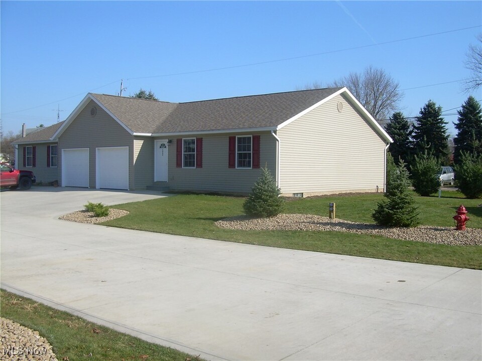 196 9th St SW in Strasburg, OH - Building Photo