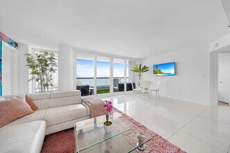 1717 N Bayshore Dr in Miami, FL - Foto de edificio - Building Photo