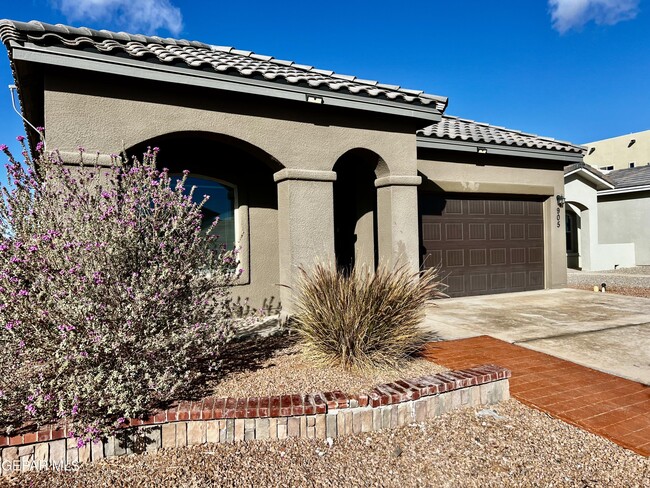 905 Malven Pl in El Paso, TX - Foto de edificio - Building Photo