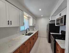 7102 S La Cienega Blvd, Unit 4 in Inglewood, CA - Foto de edificio - Building Photo