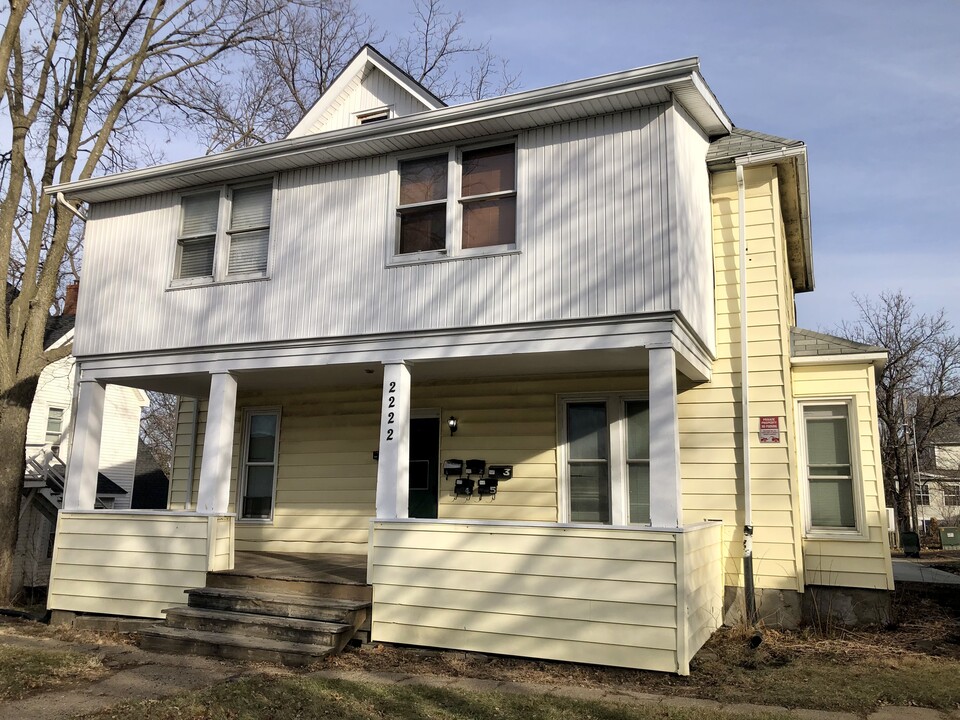 2222 Walnut St, Unit #4 in Cedar Falls, IA - Building Photo