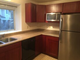 5513 Cirque Dr W, Unit C in University Place, WA - Building Photo