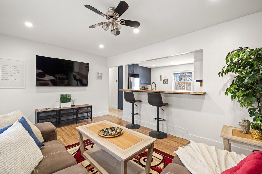 7916-7936 36 Ave NW in Calgary, AB - Building Photo