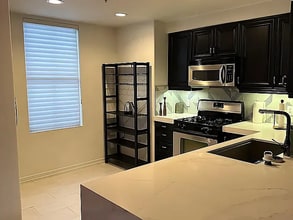 3321 Watermarke Pl, Unit 3321 in Irvine, CA - Foto de edificio - Building Photo