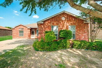210 Maplecrest Dr in Desoto, TX - Building Photo - Building Photo