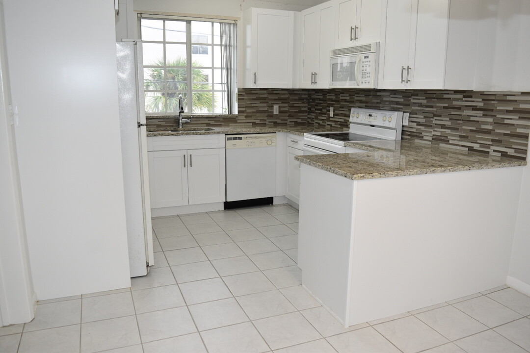 2010 Taylor St., Unit #7B, Unit 2010 Taylor St. Unit 7B in Hollywood, FL - Building Photo