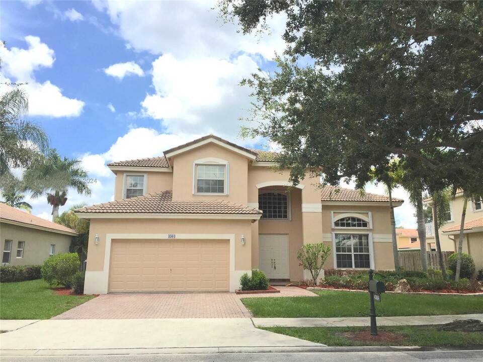 4304 Diamond Row in Weston, FL - Building Photo