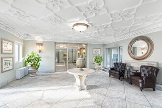 Renaissance - 901 W Argyle St in Chicago, IL - Building Photo - Lobby