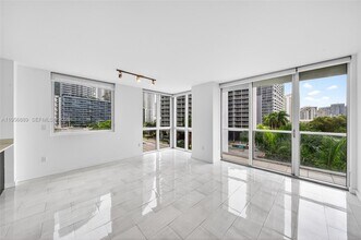 500 Brickell Ave in Miami, FL - Building Photo - Building Photo