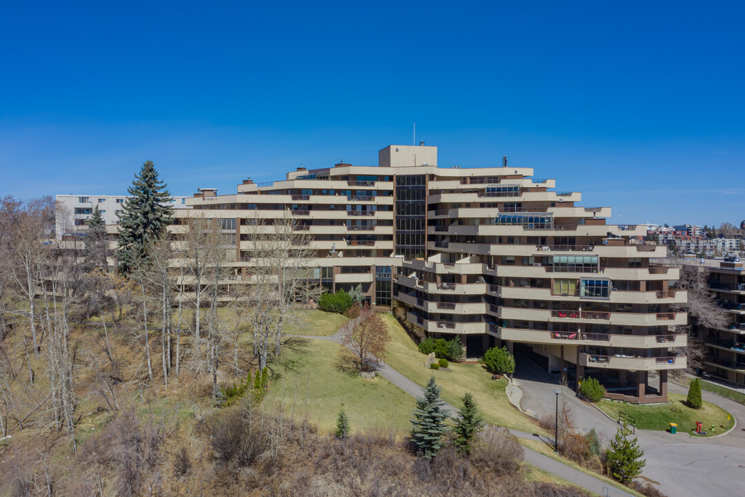 Holly Park in Calgary, AB - Building Photo