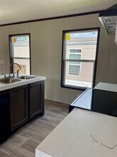 720 S Shanks St in Clute, TX - Foto de edificio - Building Photo