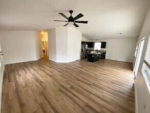8908 Spinning Wheel Ave in Las Vegas, NV - Foto de edificio - Building Photo