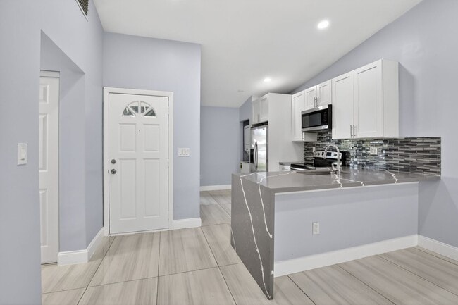 4404 Treasure Cove Dr in Dania Beach, FL - Building Photo - Building Photo