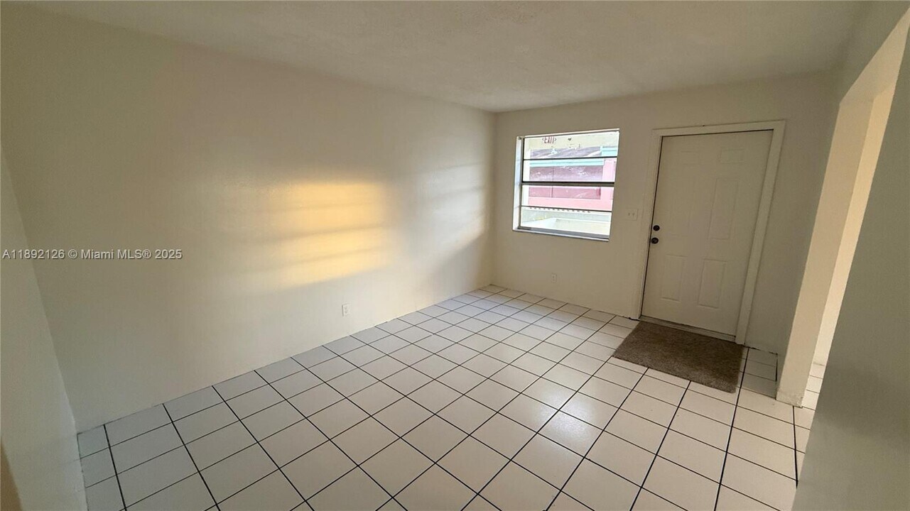 3740 SW 59th Ave in Davie, FL - Building Photo