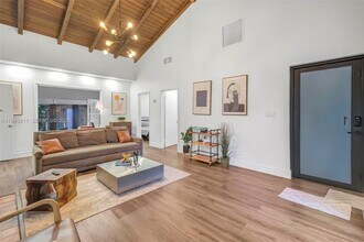 870 NE 82nd St in Miami, FL - Foto de edificio - Building Photo