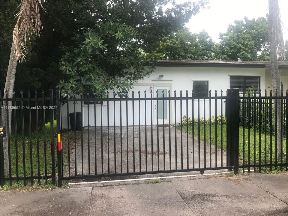 4295 SW 9th Terrace in Miami, FL - Building Photo