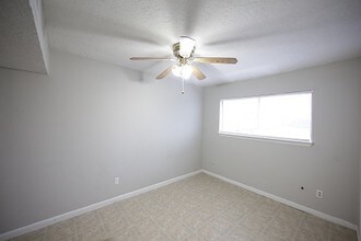 5220 Weber Rd-Unit -D-105 in Corpus Christi, TX - Foto de edificio - Building Photo