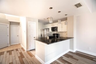 3414 Country Club Dr W, Unit 232 in Irving, TX - Foto de edificio - Building Photo