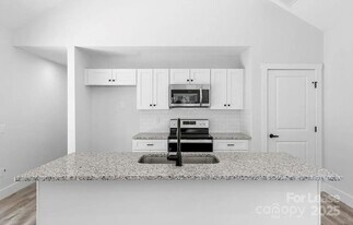 501 E Robinson St in Dallas, NC - Building Photo