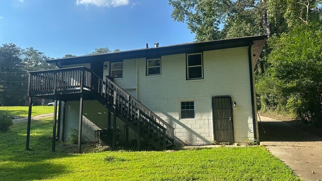 2071 W Flat Shoals Ter in Decatur, GA - Foto de edificio - Building Photo