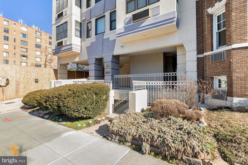 3217 Wisconsin Ave, Unit 4D in Washington, DC - Building Photo