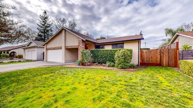 1723 Calavaras Dr in Santa Rosa, CA - Building Photo - Building Photo